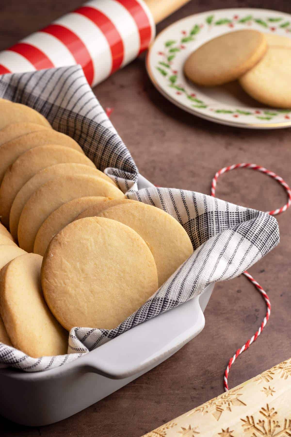 Gurabije lard cookies in a serving dish.